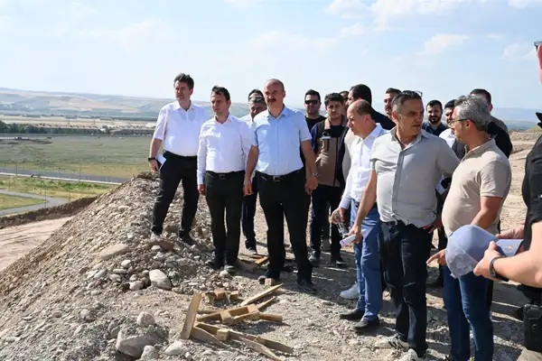 Vali Canalp, yeni Hükümet Konağı inşaatında incelemelerde bulundu