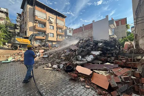Buca Onat Tüneli güzergahındaki hasarlı yapının yıkımı tamamlandı