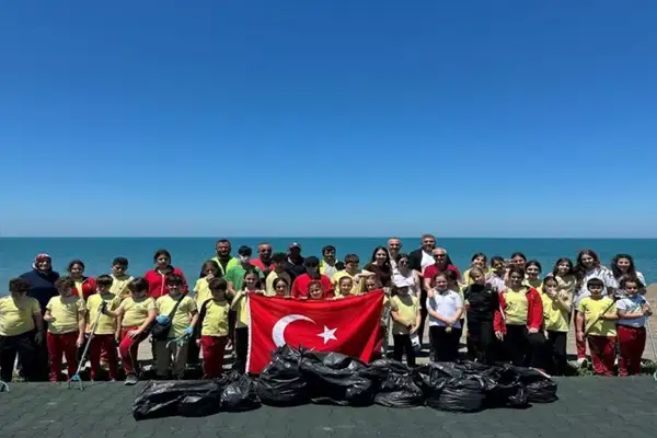 Trabzon’da çevre farkındalığı etkinliği: Sahilde atık toplama çalışması