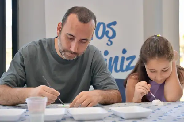 Esenyurt’ta babalar ve çocuklar sanat atölyesinde buluştu
