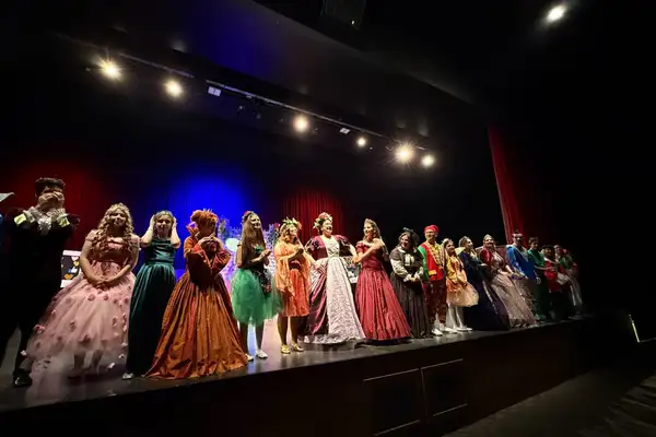 Çayırovalı genç tiyatroculardan alkış alan performans
