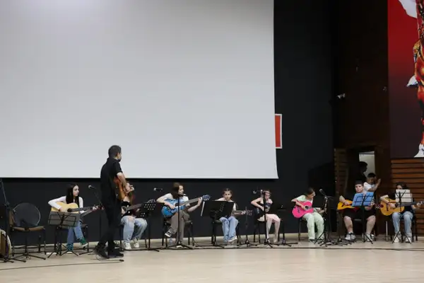 Edremit’te kursiyerlerden müzik dinletisi gerçekleştirildi