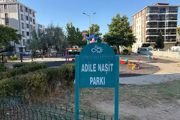 Çorlu’da Adile Naşit Parkı'ndaki banklara zarar verildi