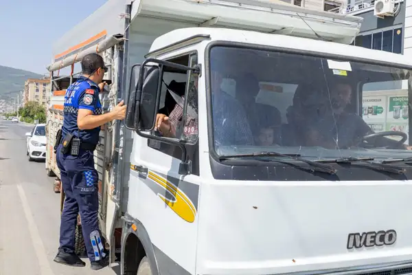 İzmir'de tarım işçisi servislerine sıkı denetim: Korsan araçlara trafikten men