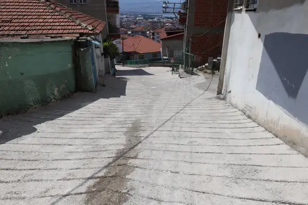 İzmit Belediyesi, Kanlıbağ Sokak'ta beton yolu yeniledi