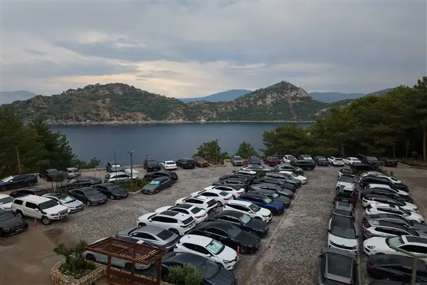 Marmaris'te otel dolulukları tartışılırken İçmeler'de araç yoğunluğu dikkat çekti