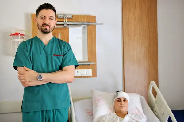 Şanlıurfa'da görme sinirine baskı yapan tümör 12 saatlik ameliyatla çıkarıldı