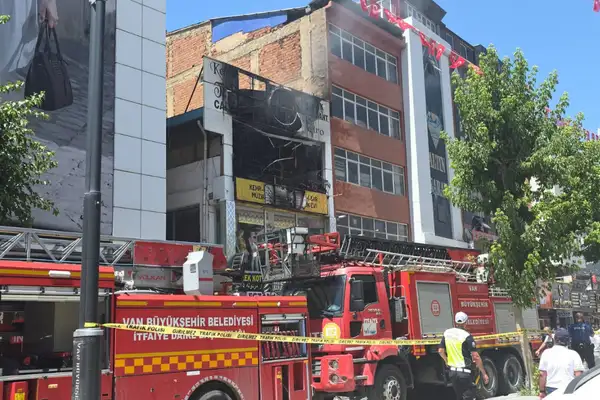 Van'da iş yerinde çıkan yangında 2 kişi kurtarıldı