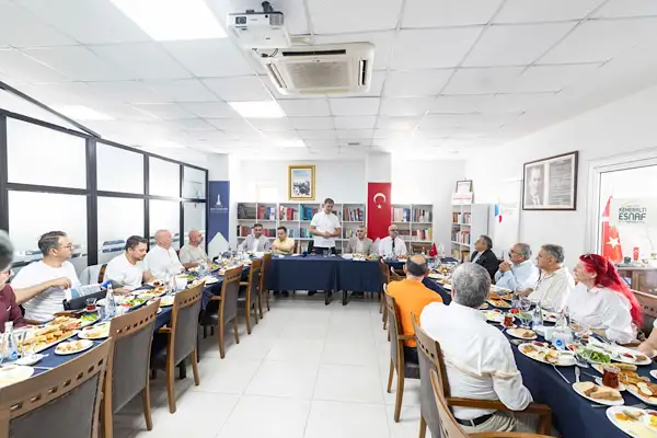 Başkan Tugay Kemeraltı esnafıyla bir araya geldi