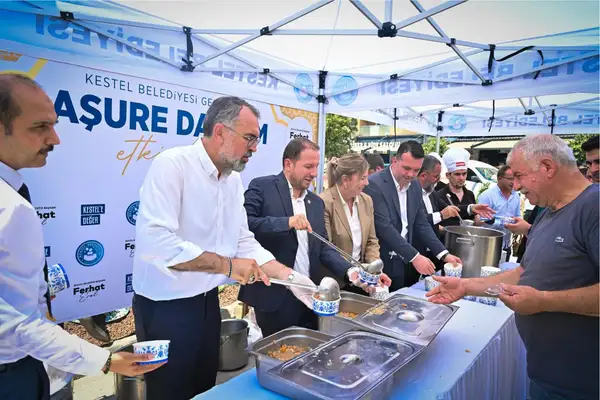 Bursa'da Muharrem ayı dolayısıyla 17 ilçede 28 farklı noktada aşure dağıtıldı