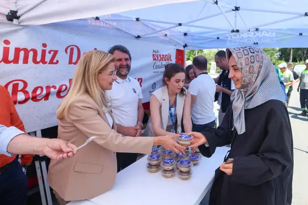 Bakırköy Belediyesi'nden vatandaşlara aşure ikramı