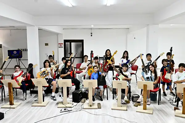 Muratpaşa’da çocuk ve gençlere yaz döneminde gitar eğitimi