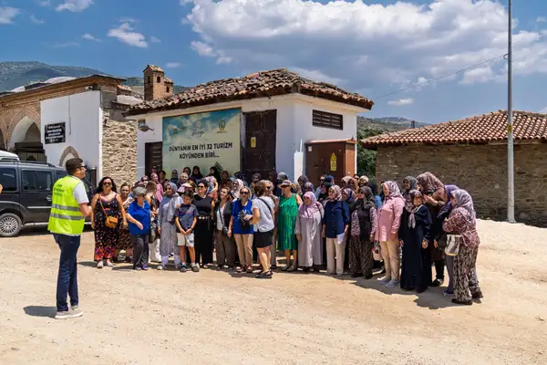 İzmir Büyükşehir Belediyesi'nin kültür gezileri 3 bin kişiyi İzmir'in tarihiyle buluşturdu