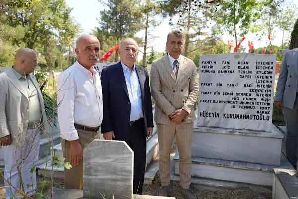 Zafer Partisi Genel Başkanı Özdağ, Bafra Şehitliği'ni ziyaret etti