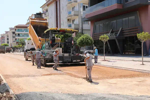 Alanya'da İsa Küçülmez Caddesi'ndeki yenileme çalışmaları sürüyor