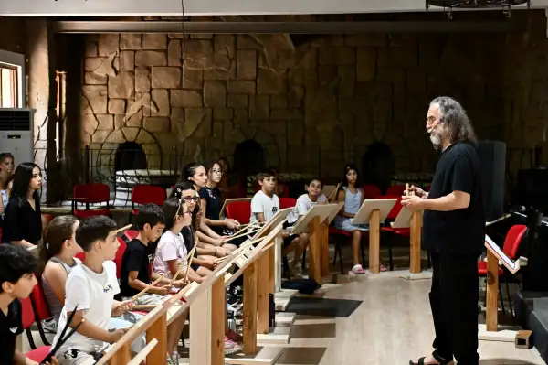 Muratpaşa’da çocuklar ve gençler bateriyle ritim öğreniyor