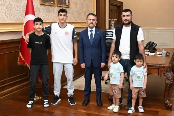 Minikler Türkiye Şampiyonu Ali Osman Can'dan Vali Aktaş'a ziyaret
