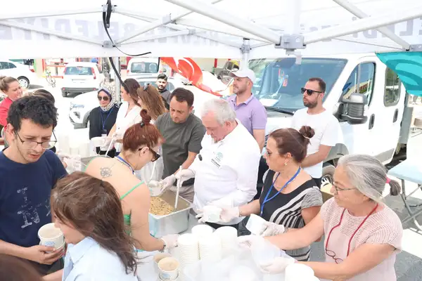Başkan Özdemir, Demirci Mahallesi’nde aşure dağıtımına katıldı