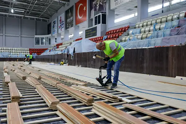 Celal Atik Spor Salonu'nda yenileme çalışması başlatıldı
