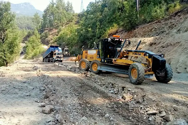Alanya’nın kırsal mahallelerinde yol bakım ve onarım çalışmaları sürüyor