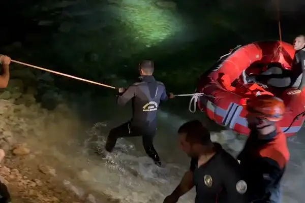 Bozova’da köprü altında mahsur kalan 32 kişi kurtarıldı