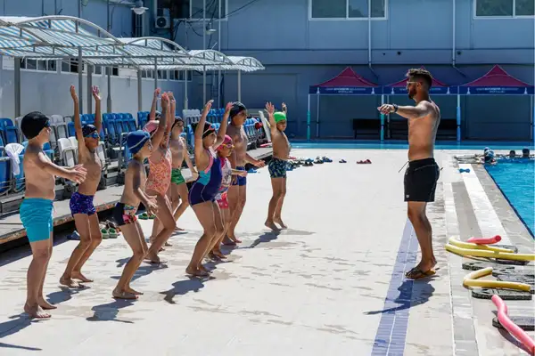 İzmir'de yaz spor okullarında yüzme eğitimleri başladı