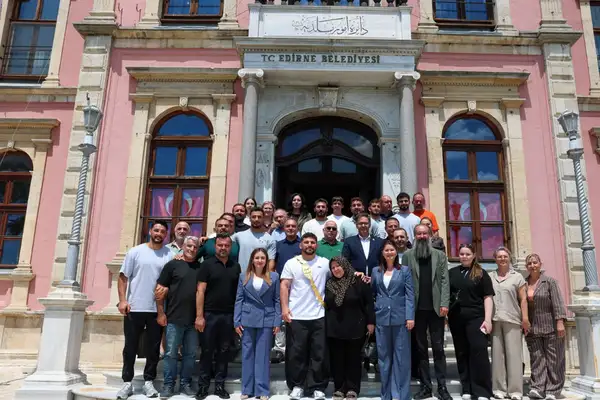 Başkan Vekili Özdemir ve Başpehlivan Erkan Taş Edirne Belediyesi’ni ziyaret etti