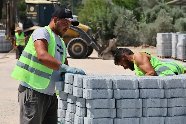 Çamlık Cami önü meydanında kumlu parke kaplama uygulaması yapılıyor