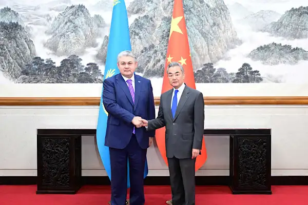 Çin ve Kazakistan dışişleri bakanları Beijing’de bir araya geldi