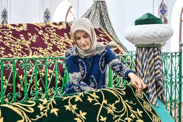 Bursa’da hanedan türbelerindeki puşideler yenilendi