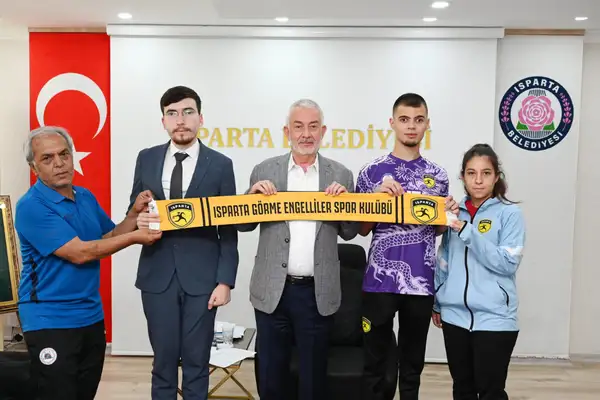 Isparta Görme Engelliler Kulübü sporcularından Başkan Başdeğirmen'e ziyaret