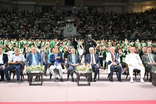 Kocaeli Sağlık ve Teknoloji Üniversitesi’nde mezuniyet coşkusu