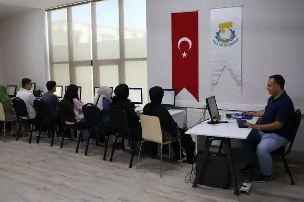 Haliliye Belediyesinden gençlere bilgisayar kursu desteği