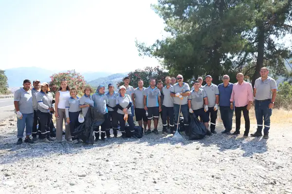 Seyir Tepesi'nde biriken atıklar temizlik çalışmasıyla toplandı