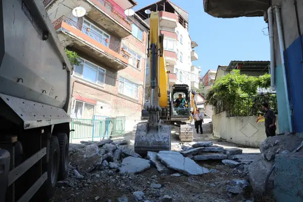 İzmit Belediyesi'nden Kanlıbağ Sokak'ta beton yol yenileme çalışması