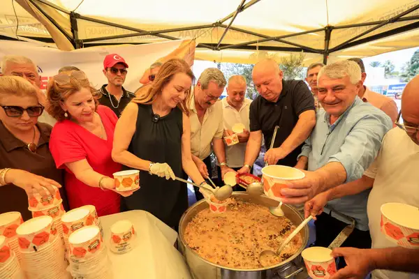 İzmir Konak'ta aşure ikramı 
