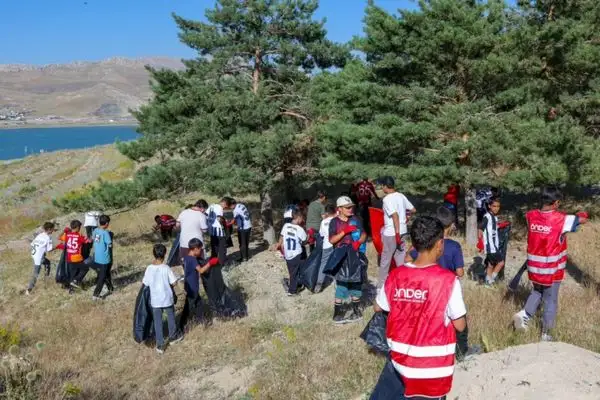 Van Büyükşehir Belediyesi Toprakkale’de çevre temizliği yaptı