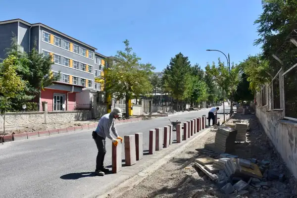 Siirt'te kaldırım ve parke yenileme çalışmaları sürüyor