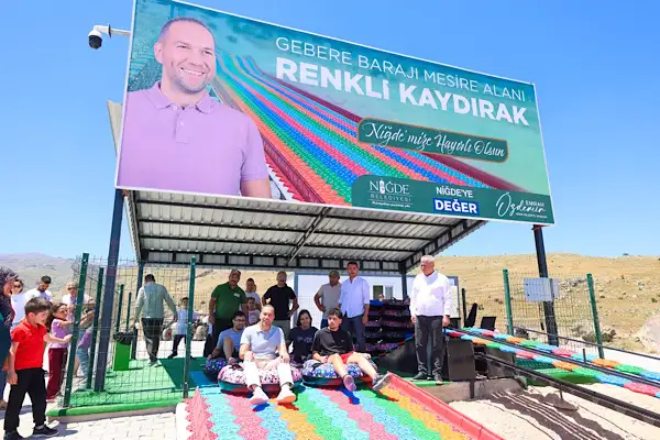 Türkiye'nin en uzun renkli dev kaydırağı Niğde'de açıldı