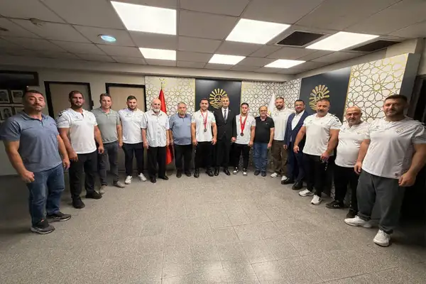 Gölcük Belediyesporlu pehlivanlar Başkan Sezer’i ziyaret etti