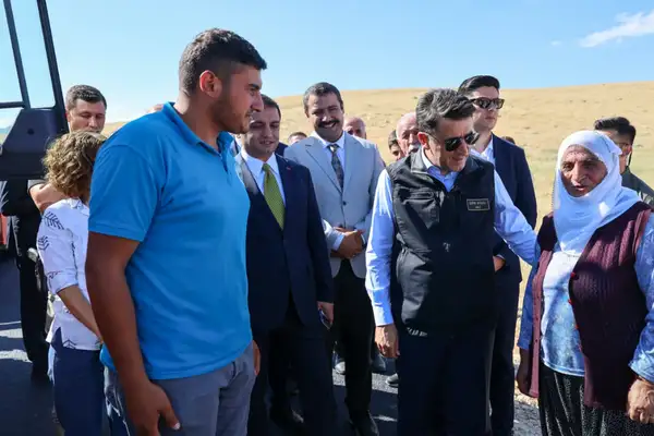 Tunceli'de Kardelen Köyü yolunda BSK asfalt serimi başladı