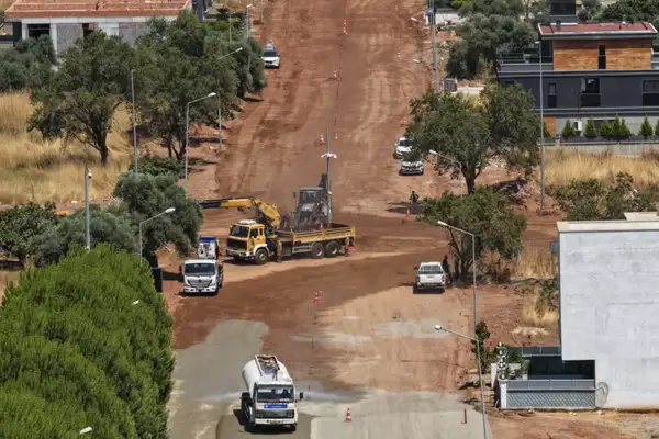 Aydın Büyükşehir Belediyesi'nden Efeler'de yol seferberliği