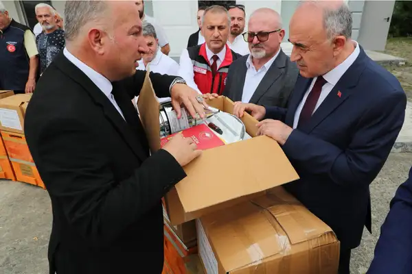 DOKAP destekli proje kapsamında arıcılara arı zehri toplama ekipmanları dağıtıldı