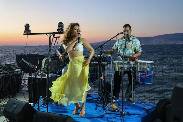 İzmir Marina konserleri Latin ritimleriyle başladı