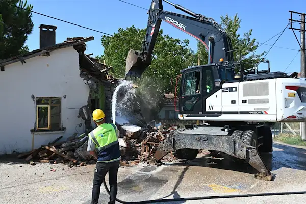 Karacabey’de metruk okul lojmanı yıkıldı