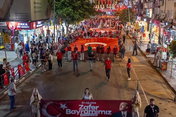 Manisa’da 30 Ağustos Zafer Bayramı yürüyüş ve Hadise konseriyle kutlandı
