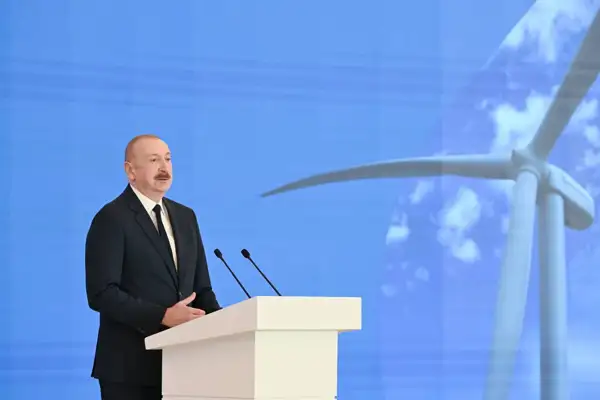 Aliyev, Taşkent’te Haydar Aliyev’in anıtına çiçek bıraktı