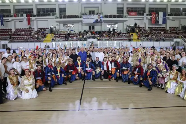 İzmir’de Balkan Halk Dansları kursunun final gösterisi düzenlendi
