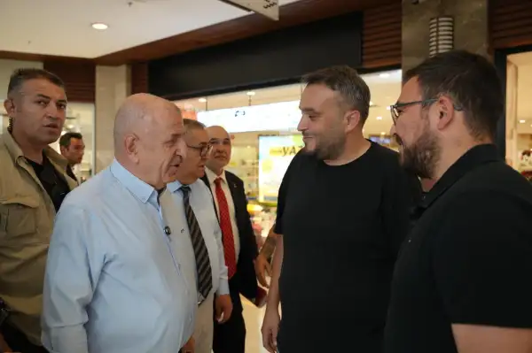Özdağ, Yenimahalle’de esnaf ve vatandaşlarla buluştu