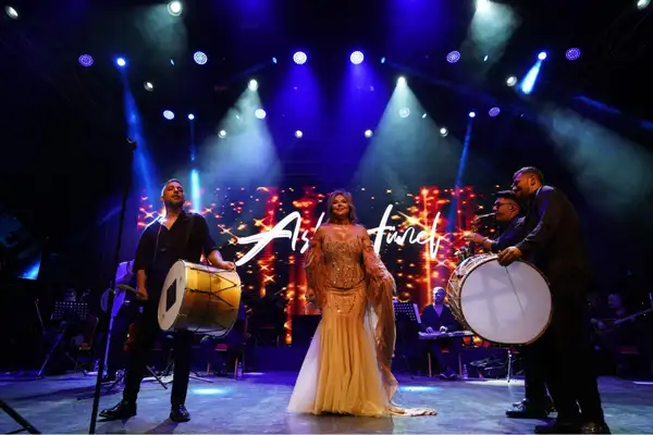​Aslı Hünel 64. Uluslararası Bursa Festivali'nde müzikseverlerle buluştu